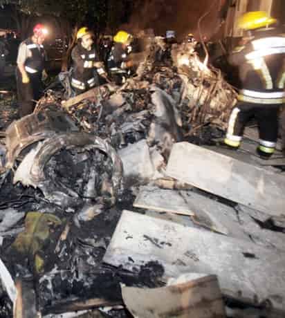 Alrededor de 60 bomberos formaron un cerco para sofocar el fuego y evitar daños a los curiosos.