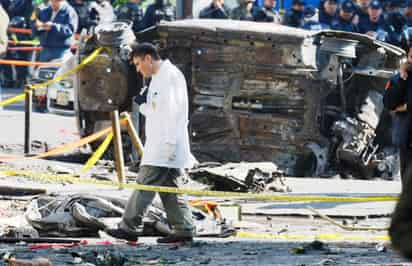 Peritos laboran en el lugar del accidente. (AP)