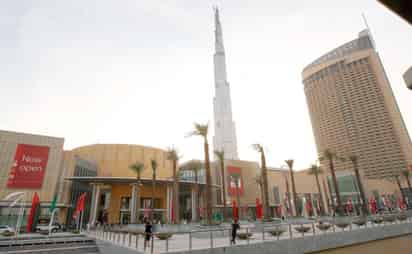 El Dubai Mall que cuenta con cerca de 600 tiendas, es el mayor centro comercial mundial en la historia. 