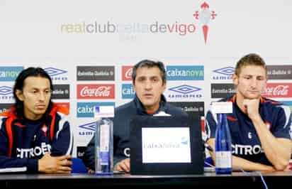El entrenador del Celta de Vigo, Pepe Murcia (cent.), acompañado por los capitanes Peña (izq.) y Rubén (der.) emiten un comunicado de condolencias tras la muerte de Juan Camilo Mouriño, hijo del presidente del conjunto vigués, Carlos Mouriño. (EFE)