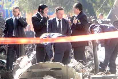 El procurador general de la República, Eduardo Medina-Mora, llegó ayer por la mañana al lugar donde se estrelló el avión en el que viajaba el secretario de Gobernación, Juan Camilo Mouriño, entre otros funcionarios federales. (El Universal)