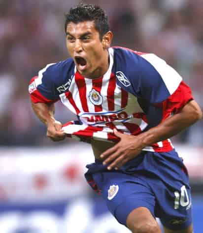 Alberto Medina anotó el 2-2 que le daba el pase a Chivas. (Fotografías de AP y EFE)