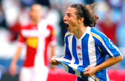 Andrés Guardado dio al Deportivo La Coruña el salto que pretendía su técnico, Miguel Ángel Lotina, en la clasificación, en la que los gallegos asoman la cabeza a Europa y se alejan de los puestos de descenso. (AP)