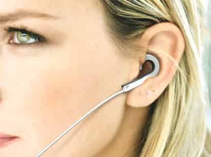 El motivo es el imán que llevan dentro los auriculares, ya que pude provocar alguna interferencia en el ritmo que indica el marcapasos al corazón.
