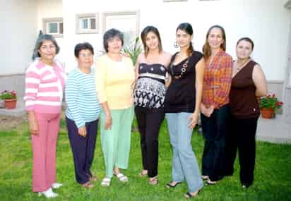Karina acompañada de Rosa María Beltrán, Patricia de Gómez, Rosario de Lozano, Paulette del Real, Lorena Moreno de Lozano y Vero Miranda.