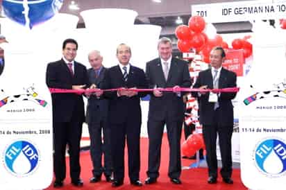 El presidente Felipe Calderón encabeza el acto inaugural de la Cumbre Mundial de la Leche y Expo México 2008. (El Universal)