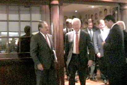 El empresario mexicano Carlos Slim y el ex presidente de los Estados Unidos, Bill Clinton a su salida de una reunión en restaurante ubicado en un reconocido hotel de la Ciudad de México. (El Universal)