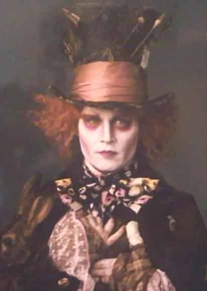 Varios portales publican la primera imagen del actor Johnny Depp, quien será El Sombrero Loco en la nueva cinta de Tim Burton: Alicia en el País de las Maravillas.