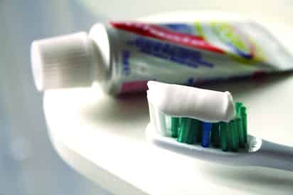 Una buena técnica de cepillado después de cada comida ayuda a prevenir la paradontitis y otras enfermedades dentales.