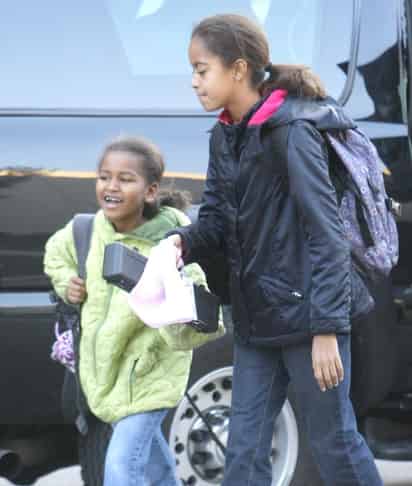 Hijas de Obama van a la Casa Blanca
Malia y Sasha, las dos hijas del presidente electo de Estados Unidos, Barack Obama, visitaron ayer los que serán sus dormitorios en la Casa Blanca, así como algunas posibles escuelas en Washington. Katie McCormick Lelyveld, portavoz de la futura primera dama, Michelle Obama, explicó que acompañaron a las niñas su madre y su abuela, Marian Robinson. La visita, realizada por invitación de la actual primera
dama, Laura Bush, tuvo carácter estrictamente privado. (Archivo)