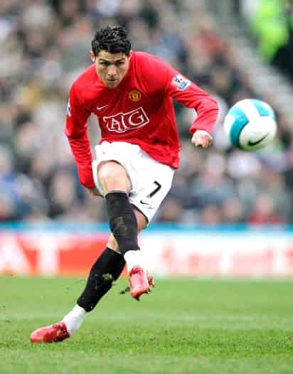 El portugués Cristiano Ronaldo, jugador del Manchester United, ha sido el ganador de la 53 edición del Balón de Oro que anualmente entrega la revista francesa France
Football. (EFE)
