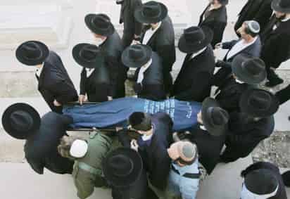 Varios millares de dolientes ultraortodoxos, en su mayoría hombres barbados con largos sacos y sombreros negros, abarrotaron la plaza principal y los callejones angostos de Mea Shearim, un vecindario religioso en Jerusalén. (AP)