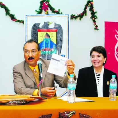 José Martínez, coordinador regional de la UA de C y Bertha Flores de Difusión Cultural abrieron las plicas del Premio Magdalena Mondragón 2008.