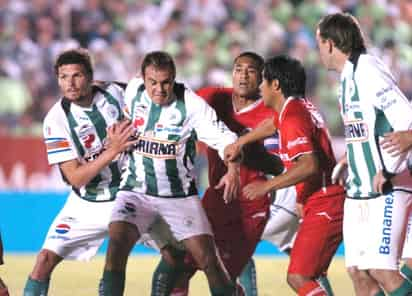 Muy pocas oportunidades para los atacantes santistas dejaron los defensas del Toluca. Con ello los Diablos Rojos sacaron un importante empate a cero goles y buscar en su cancha sentenciar la semifinal a su favor el próximo domingo. (Fotografías de Jesús Galindo López y Ramón Sotomayor Covarrubias)