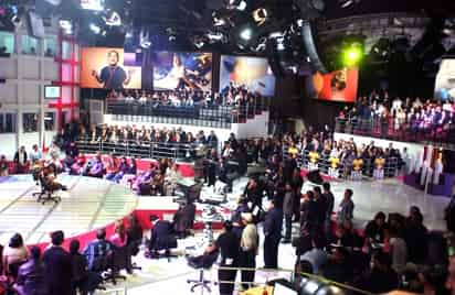 En medio de un ambiente de esperanza y de alegría, anoche inició el Teletón 2008 desde las instalaciones de Televisa San Ángel -en el DF- con el objetivo de superar la meta de 439 millones 968 mil 534 para así construir dos CRIT, uno en Veracruz y otro en Gómez Palacio. Paulina Rubio dio el banderazo de inicio interpretando del tema Sólo le Pido a Dios.
Lucero, Marco Antonio Regil, Paty Manterola y Carlos Loret de Mola fungieron como conductores. (Notimex)