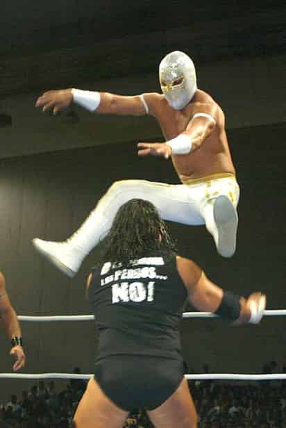 Místico retó a un duelo de máscaras al luchador lagunero Último Guerrero , quien aceptó el desafío, pero primero desea medirse en un 'mano a mano'. (Jam Media)