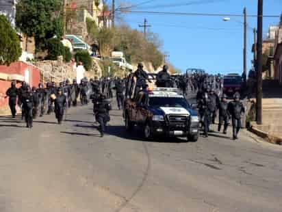 A bordo de una patrulla de la SSP y apoyados por más de un centenar de agentes federales, actuarios de la Secretaría del Trabajo notificaron a los mineros que deben volver a trabajar en 24 horas. (Agencia Reforma)