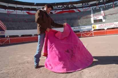 “El Glison” acepta que lo llamen temerario, más no loco, ya que siempre está consciente de los actos y suertes que realiza en el ruedo. (Fotografías de Jesús
Galindo López)