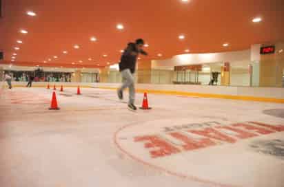 Ayer inició actividades la nueva pista de patinaje sobre hielo de Ice & Sports, ubicada en la planta baja de Intermall Laguna, en donde hoy se presentará un atractivo show. (Fotografía de Jesús Galindo López)