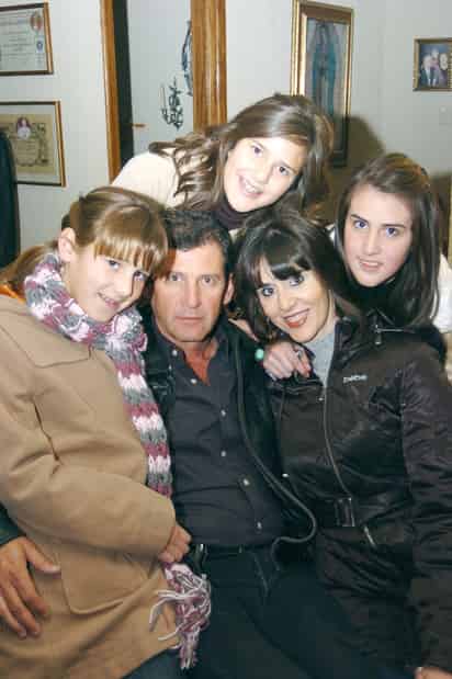 Jesús, Leonor, Mary Carmen, Paola y Natalia Lugo.