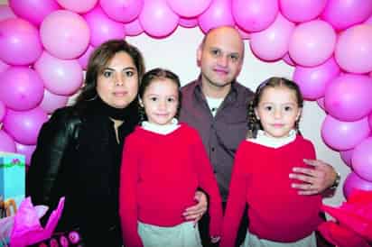Las gemelitas Mónica y Michele, en su fiesta de cumpleaños junto a sus padres Mónica Lozano de Vélez y Pedro Vélez.