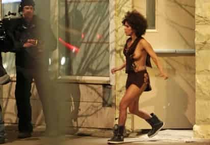 Se filtran imágenes de Halle Berry mostrando su pecho durante el rodaje.