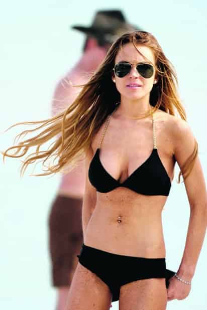 Lindsay Lohan pasó el último día del año tomando el sol en bikini.
