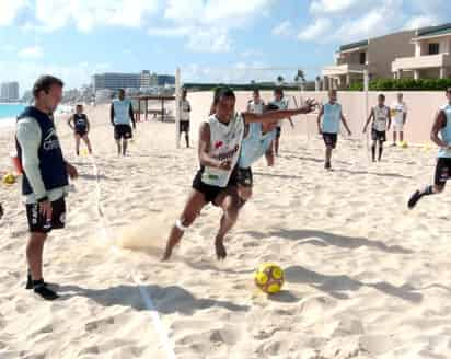 Santos Laguna concluyó ayer su trabajo de arena en Cancún con un partido de futbol playero; en los siguientes tres días le darán énfasis al aspecto táctico. (Fotografía cortesía del Club Santos Laguna)