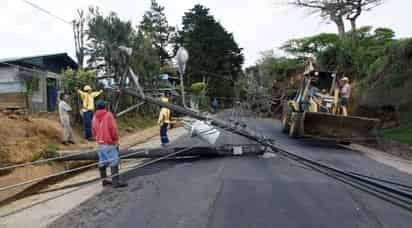 Un fuerte sismo de 6.2 grados en la escala abierta de Richter sacudió el país y provocó daños en edificios tanto en la capital como en comunidades aledañas. EFE