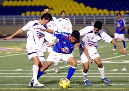 Dorados Fuerza de la Universidad Autónoma de
Chihuahua goleó anteanoche al Atlético Lagunero
por cuatro tantos a cero, dentro de la primera
jornada del Clausura 2009 de Segunda División.
(Fotografía cortesía de El Diario de Chihuahua)