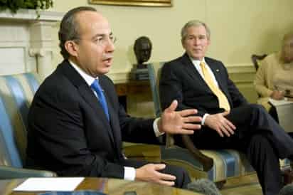 El presidente mexicano Felipe Calderón habla con la prensa durante una reunión con el presidente de los Estados Unidos, George W. Bush (d), en la Casa Blanca de Washington DC. EFE