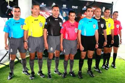 Reciben árbitros nuevos uniformes