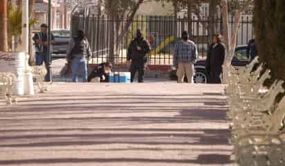 Expertos forenses investigan en torno al sitio donde fue hallada una cabeza humana dentro de una nevera portatil dejada frente a la alcaldía del municipio de Guadalupe, norteño estado mexicano de Chihuahua, fronterizo con EU, región donde también fueron asesinados dos agentes de la fiscalía local.