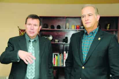 El cónsul honorario de España, Carlos González (izq.), y el representante de la Secretaría de Fomento Económico, Carlos Román Cepeda, anunciaron la visita de empresarios de Murcia a Torreón el próximo mes.