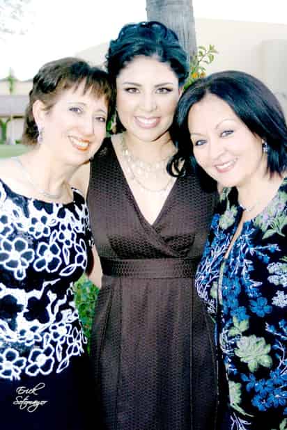 Perlita Jocelyn junto a las anfitrionas: Carmelita Lugo de Gutiérrez y Perlita Lee de Pérez.