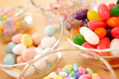 Debido a que el cuerpo humano está diseñado para superar largos periodos de hambre, explica el gusto por alimentos más energéticos, como son las grasas y también se opta por lo que otorgan energía con mayor rapidez, como los dulces.