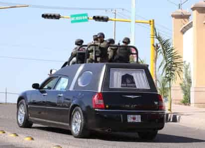 Blindan funeral 
Cerca de 150 elementos del Ejército Mexicano escoltaron y revisaron el cadáver de José Lamberto Verdugo Calderón, operador financiero del Cártel de Sinaloa, al ser trasladado al panteón donde sería sepultado. Los soldados transformaron en un búnker las instalaciones de la casa funeraria San Martín, ubicada en la zona residencial Montebello, al Sur de Culiacán, presuntamente en busca de los líderes del Cártel de Sinaloa vinculados con esto. (Agencias)