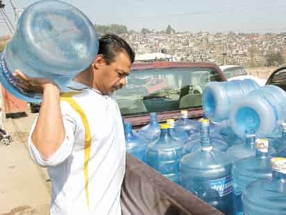 Demanda. Los repartidores no se dieron abasto en la delegación Magdalena Contreras por la disminución del suministro de agua en el Sistema Cutzamala.