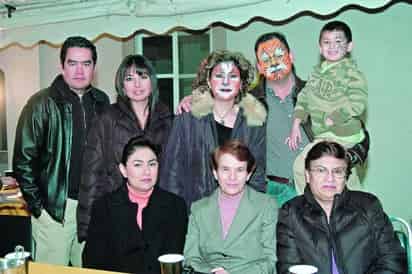 La festejada con Edgardo Martínez, Paty Cueva, Eduardo y Pablo Araluce, Luly de Arias, Menchy de araluce y Oralia de Cueva.