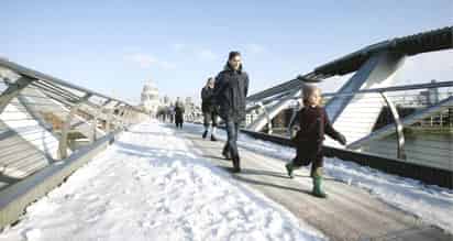 La mayoría de los aeropuertos, líneas de autobuses y subterráneos en Londres volvieron a la normalidad, pero más de mil escuelas permanecieron cerradas. (EFE)