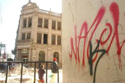 El grafiti avanza. Mientras que en algunos espacios se convierte en expresiones artísticas, en otros como bardas, fachadas de negocios, iglesias, monumentos y en las portezuelas de vehículos, el grafiti se vuelve un acto vandálico. 