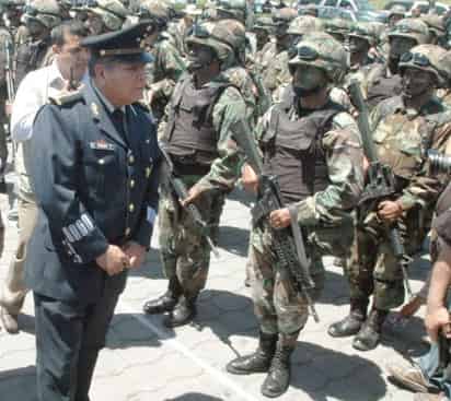 En el marco de la conmemoración del 92 aniversario de la promulgación de la Constitución de 1917, el subsecretario de la Defensa Nacional, Armando Meza Castro, entregó el reconocimiento al general, cuya salida de la Segunda Región Militar provocó preocupación entre la sociedad bajacaliforniana. (Archivo)
