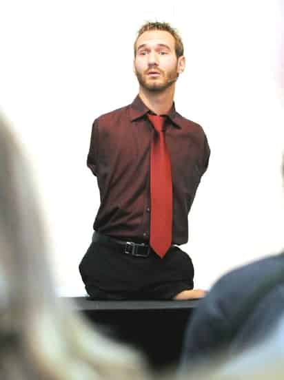 El motivador australiano Nick Vujicic conversa con el público durante una conferencia ofrecida en el marco del 'Seminario Empresarial de Liderazgo' que imparte en San José (Costa Rica). (EFE)