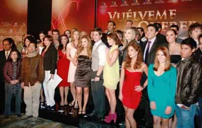 Estreno. Todo el elenco y staff de producción de Vuélveme a Querer se presentaron oficialmente ayer ante la prensa. El melodrama es protagonizado por Mariana Torres y Jorge Alberti.