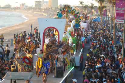 El domingo 22 es el día del primer desfile. Es un recorrido por más de 15 kilómetros a lo largo y ancho del paseo costero.