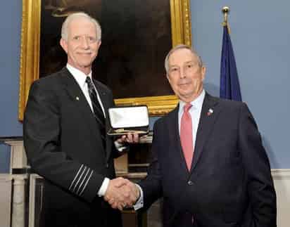 Reconocimiento. El alcalde de Nueva York, Michael Bloomberg (d), entrega al capitán Chesley 'Sully' Sullenberger las llaves de la ciudad, como reconocimiento a su actuación al evitar víctimas en el accidente del vuelo 1549 de US Airways.