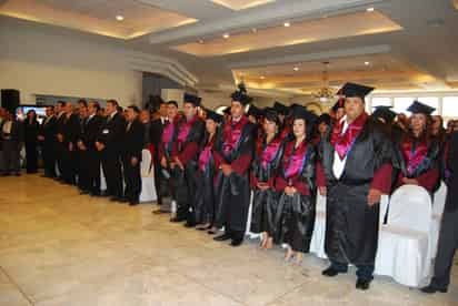 Un total de 59 alumnos graduados recibieron su título profesional durante la ceremonia de graduación de la primera generación de la Universidad Politécnica de Gómez Palacio, acto que se realizó ayer en conocido salón de la localidad. Al evento asistieron autoridades estatales, municipales y del sector educativo, así como los familiares de los nuevos profesionistas, egresados de las Ingenierías en Tecnologías de Manufactura Industrial, Tecnologías de la Información y en Biotecnología. Además se entregaron reconocimientos a tres estudiantes que obtuvieron los mejores promedios en cada una de las carreras.