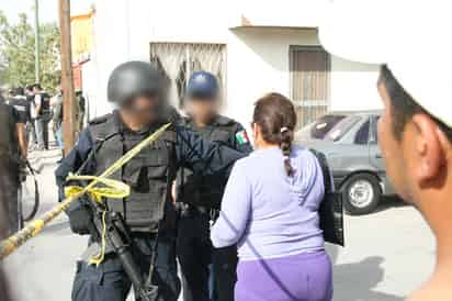 El límite. Los cordones de precaución no eran suficientes para detener a los que querían llegar con sus seres queridos que cayeron abatidos bajo la lluvia de proyectiles en la colonia Alamedas de la ciudad de Torreón.