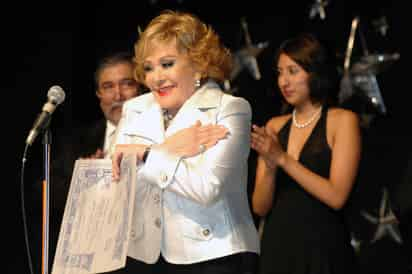 Emocionada. Silvia Pinal fue reconocida como mejor actriz de comedia por su participación en la puesta en escena Adorables Enemigas, la cual fue una de las grandes ganadoras de la noche.  