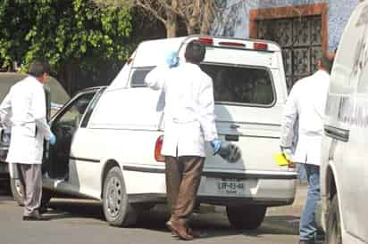 Tres hombres ejecutados, cuya identidad aun se desconoce, fueron hallados, la mañana de este jueves en una vagoneta Pointer blanca, abandonada en la calle León Guzmán en la colonia Constitución de la República en la delegación Gustavo A. Madero, al norte de la ciudad de México. (El Universal)